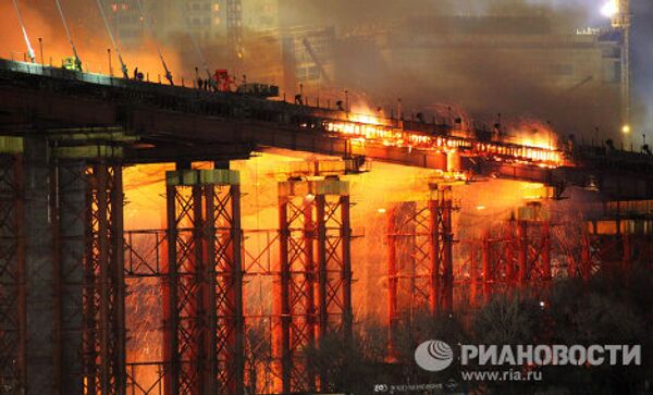 Пожар на строящемся мосту через бухту Золотой Рог во Владивостоке 