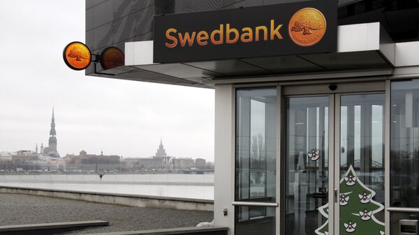 Вкладчики Swedbank активно снимают деньги из банкоматов