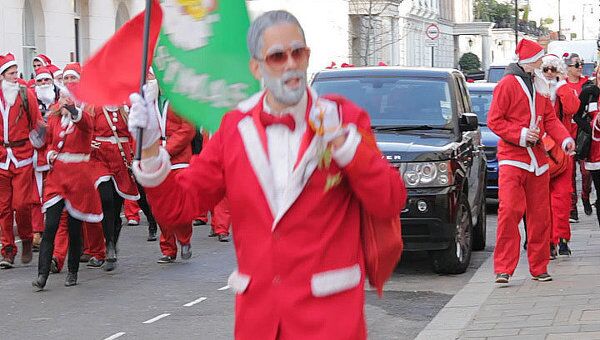Толпа Санта Клаусов прошла рождественским маршем по улицам Лондона