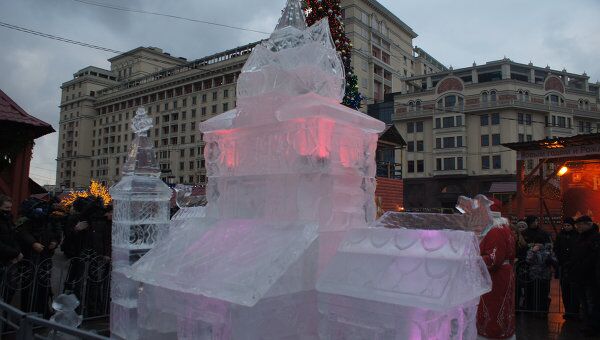 На московской площади Революции открыли ледовый театр