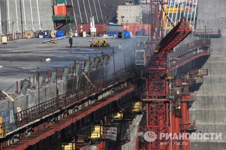 Последствия пожара на строящемся мосту во Владивостоке