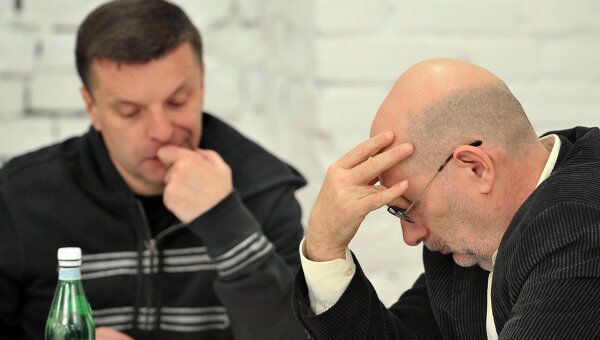 Журналист Леонид Парфенов и писатель Борис Акунин (слева направо) на первом открытом заседании оргкомитета митинга 24 декабря