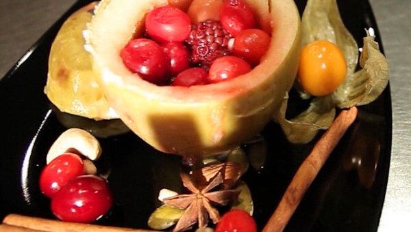Яблоко, запеченное с ягодами и орехами. Видеорецепт