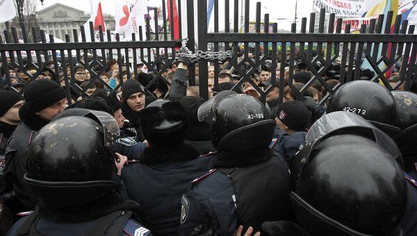 Сторонники Тимошенко вновь штурмуют здание Апелляционного суда в Киеве