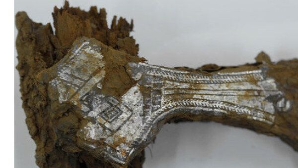 Топор с серебряной инкрустацией, найденный при раскопках в окрестностях Суздаля