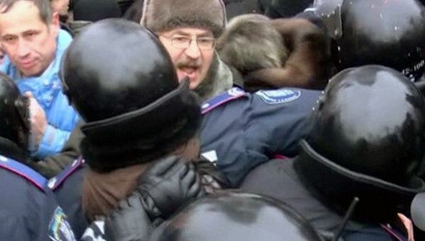 Сторонники Тимошенко попытались снести ворота суда в Киеве