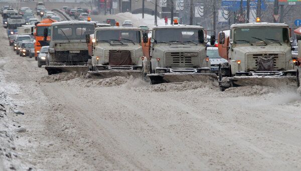 Снегоуборочные машины чистят от снега проезжую часть в Москве