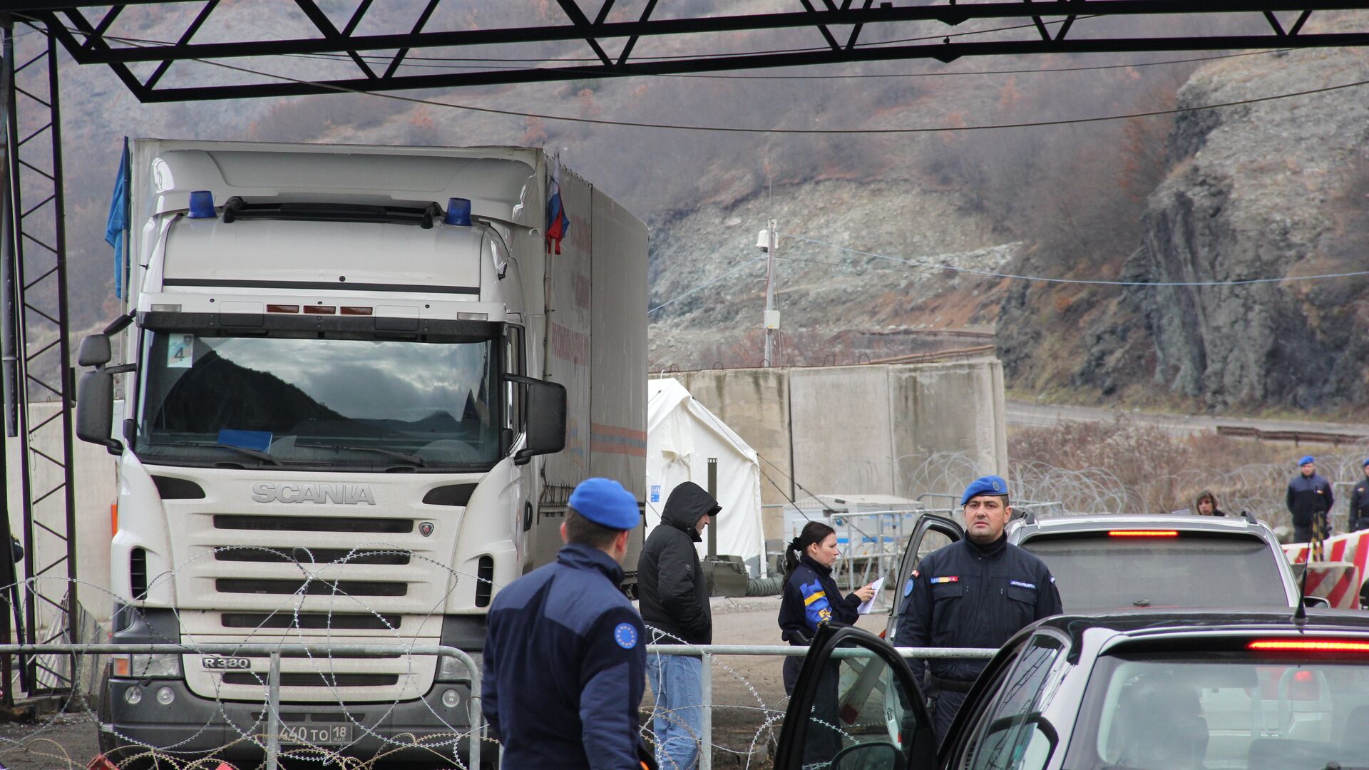 КПП Ярине с грузовиком МЧС, который полицейские ЕС не пропускают дальше в Косово - РИА Новости, 1920, 02.10.2021