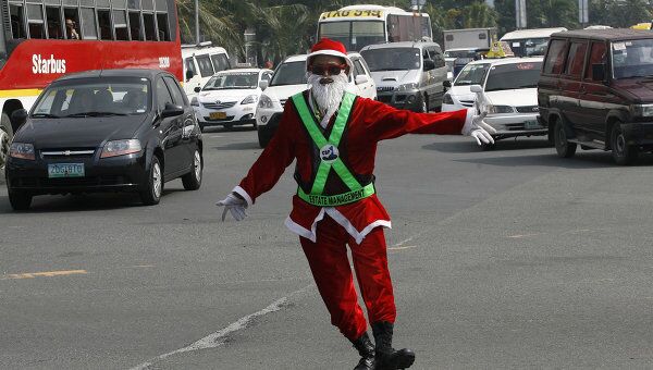 Филиппинский регулировщик в костюме Санта-Клауса