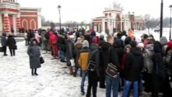 Сотни москвичей часами стоят в очереди за билетами на новогоднюю елку