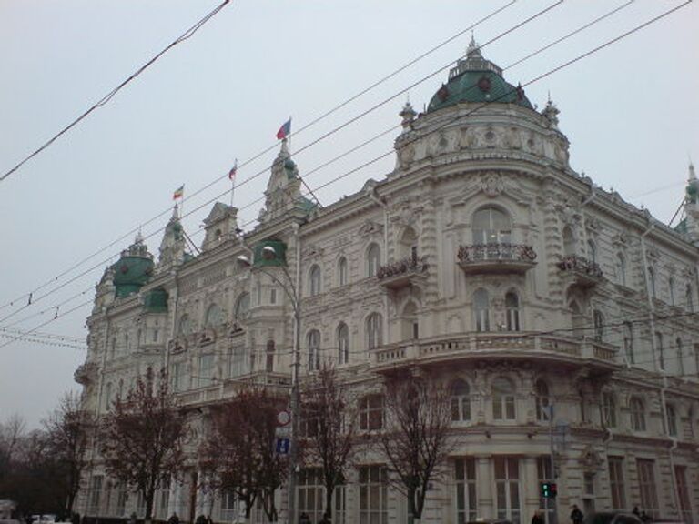 В некоторых местах толщина стен доходит до метра и более.