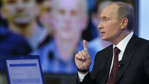 Премьер-министр РФ Владимир Путин отвечает на вопросы россиян в прямом эфире