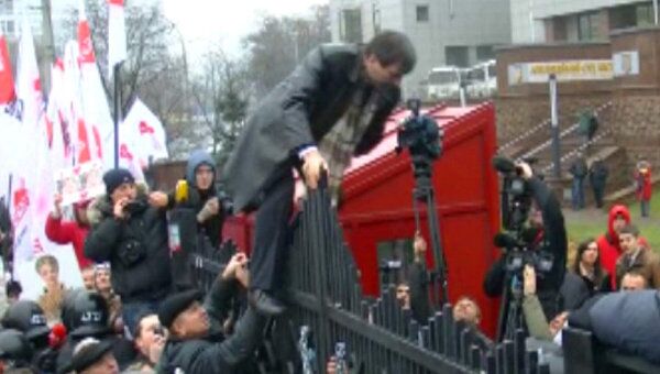 Адвокат Тимошенко лез через забор, чтобы успеть на судебное заседание