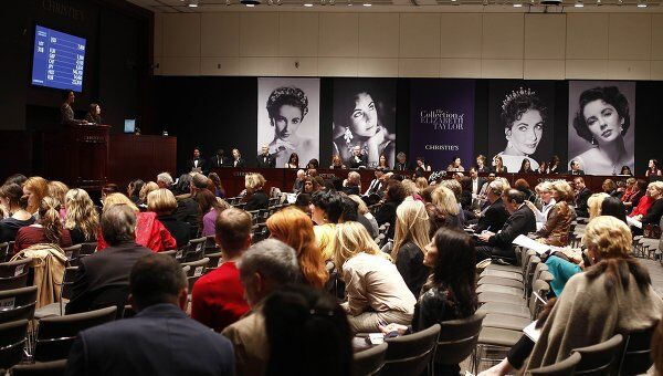 В Нью-Йорке завершился второй день распродажи коллекции личных вещей звезды Голливуда Элизабет Тейлор