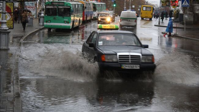 в Севастополе из-за образовавшейся лужи остановились троллейбусы