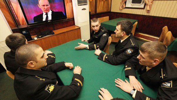 Офицеры Тихоокеанского флота смотрят трансляцию телепрограммы Разговор с Владимиром Путиным в кают-компании гвардейского ракетного крейсера Варяг