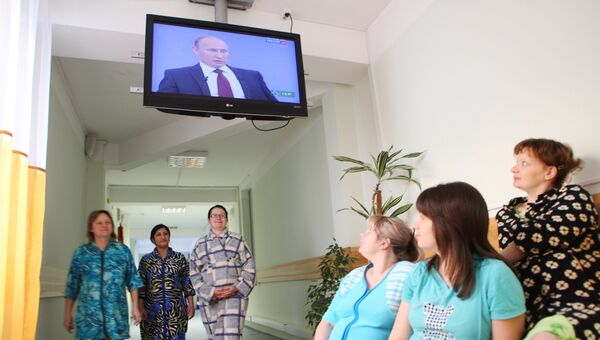 Пациентки пеританального центра смотрят трансляцию c Владимиром Путиным. Архивное фото