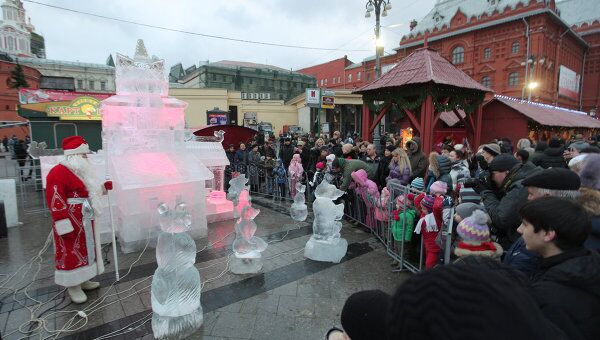 Открытие ледового театра на площади Революции