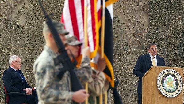 Министр обороны США Леон Панетта принимает участие в торжественной церемонии вблизи Багдада, посвященной уходу американских военных из Ирака