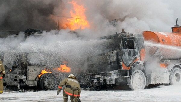 100 тонн горючего вспыхнуло рядом с АЗС в Перми. Видео с места ЧП