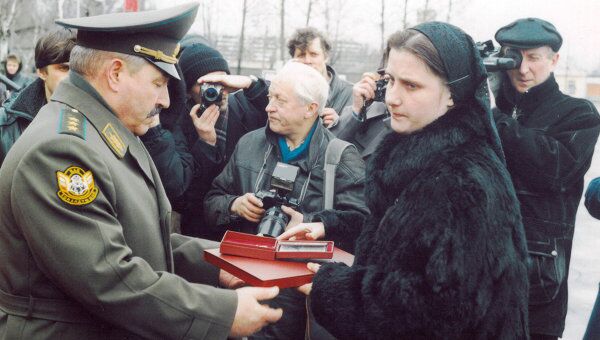 Светлана Панова получает Звезду Героя России из рук командующего ВДВ Георгия Шпака