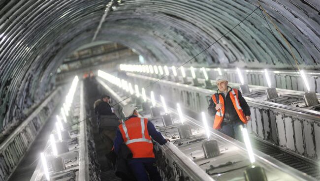 Подготовка к открытию станции метро в Петербурге. Архив