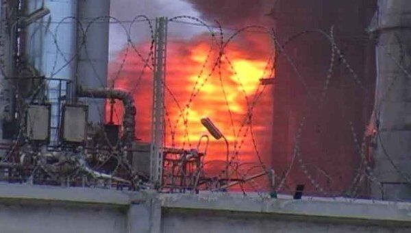 Пламя пожара на заводе в Буденновске достигало нескольких метров в высоту