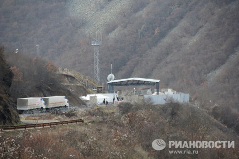 Основная часть колонны грузовиков гуманитарной помощи России, ожидающая проезда через КПП Ярине 