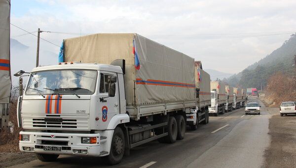 Основная часть колонны грузовиков гуманитарной помощи России, ожидающая проезда через КПП Ярине 