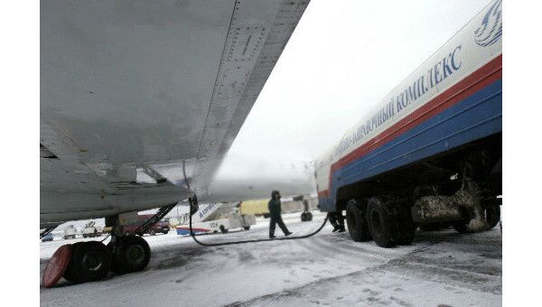 Заправка самолета топливом в аэропорту. Архив 