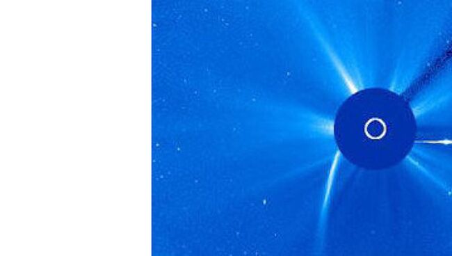 Комета C/2011 W3 (Lovejoy) после прохождения перигелия - виден оторвавшийся хвост и голова кометы (справа)