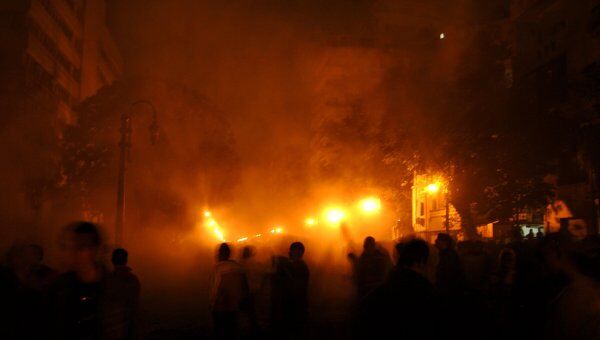 В центре Каира возобновились столкновения между демонстрантами и военными