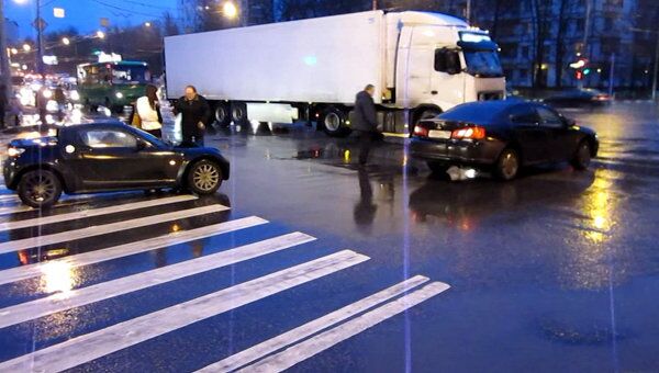 Две иномарки столкнулись на Щелковском шоссе в Москве