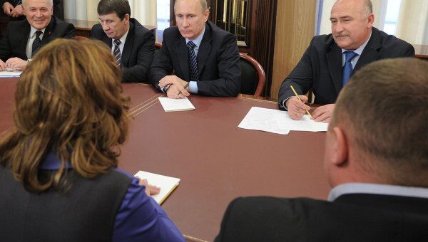 Премьер-министр В.Путин посетил общественную приемную председателя партии Единая Россия