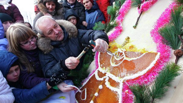 Карамельный заяц весом в центнер был съеден в рамках Русской зимы в центре Москвы