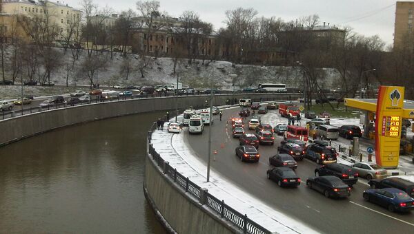 Легковой автомобиль упал в реку в центре Москвы