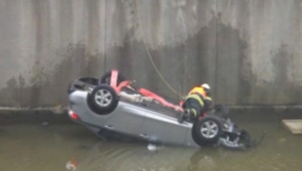 Автомобиль упал в реку в центре Москвы, водитель и пассажиры спаслись