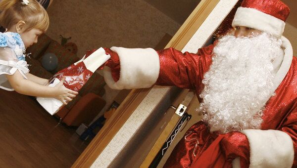 Вызов на дом Деда Мороза и Снегурочки. Архивное фото