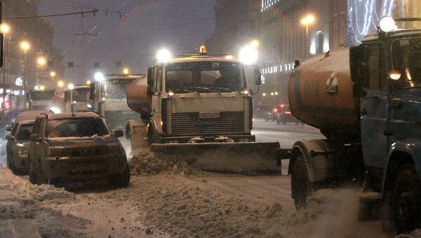 Уборка снега на улицах Москвы после снегопада 