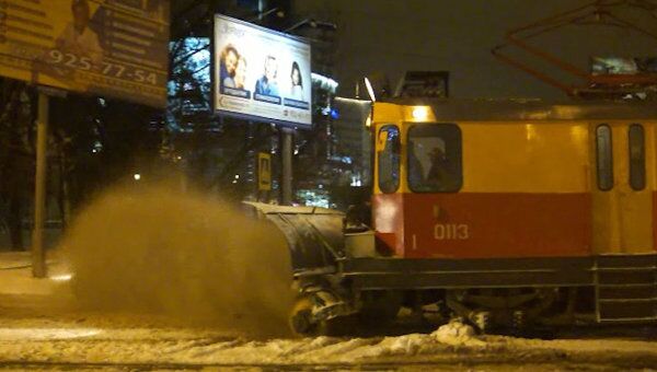 Специальный снегоуборочный трамвай вышел на борьбу с заносами в Москве