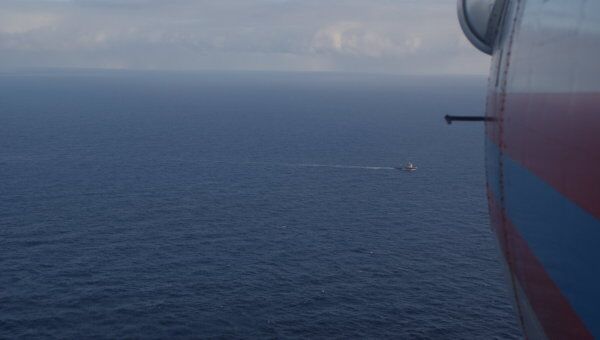 Вертолет МЧС в Охотском море