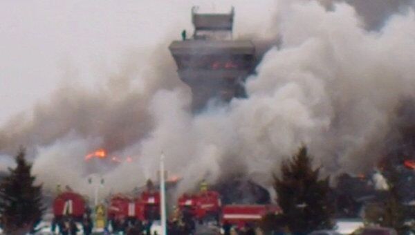 Огонь уничтожил здание красноярского аэропорта. Видео с места ЧП