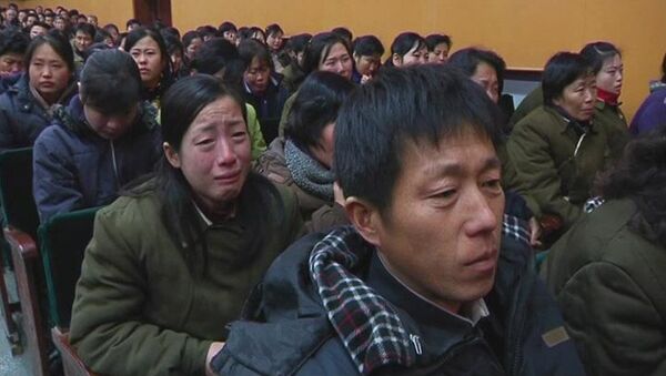 Рабочие северокорейского завода скорбят о смерти Ким Чен Ира в Пхеньяне
