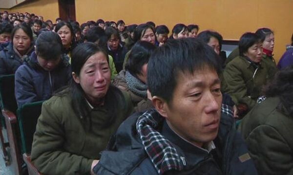 Рабочие северокорейского завода скорбят о смерти Ким Чен Ира в Пхеньяне