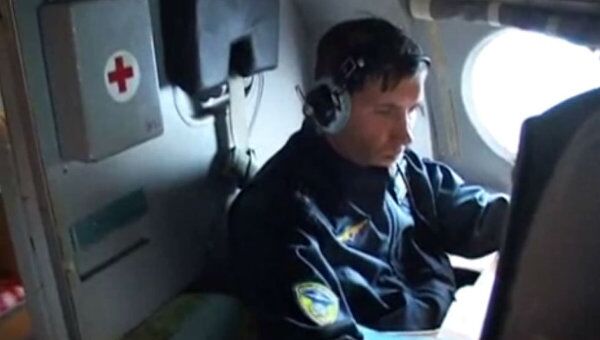 Спасатели на самолете ведут поиск экипажа платформы Кольская