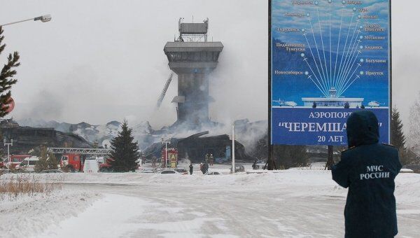 Пожарные расчеты тушат пожар в здании красноярского аэропорта Черемшанка