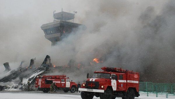 Пожарные расчеты тушат пожар в здании красноярского аэропорта Черемшанка