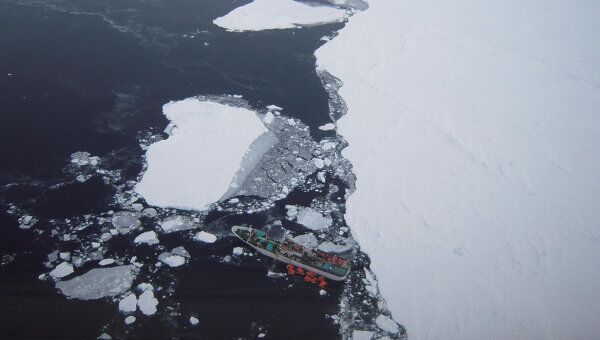 Аварийный траулер Спарта пришвартовался к льдине в Антарктиде