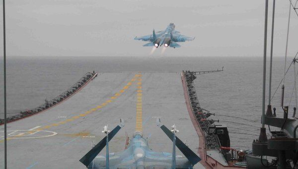 Летчики авианосца Адмирал Кузнецов возобновили полеты после шторма