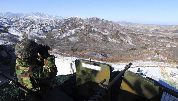 Южнокорейские военные наблюдают за демилитаризированной зоной недалеко от Сеула 